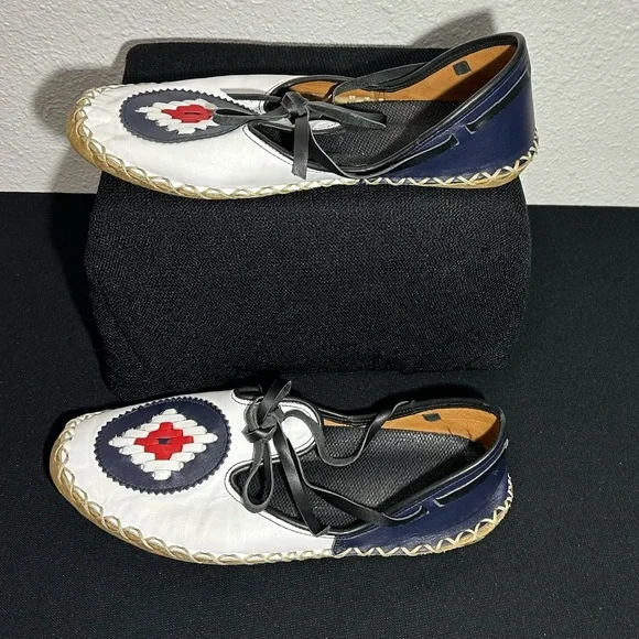 Hand-stitched leather sandals - Picture 3 of 8